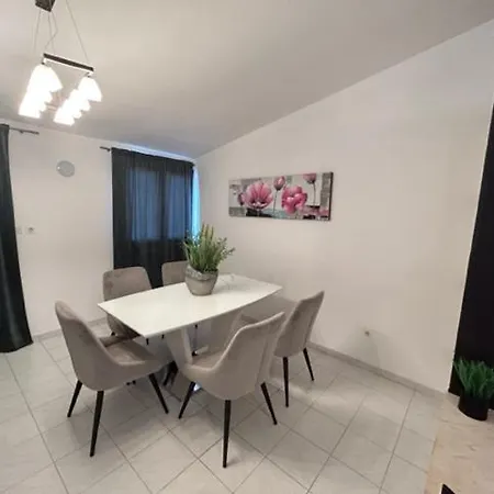 And Diana Apartment